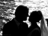 romantische trouwfoto aan het water
