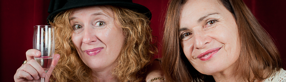 Twee dames proosten op een gelukkig 2012